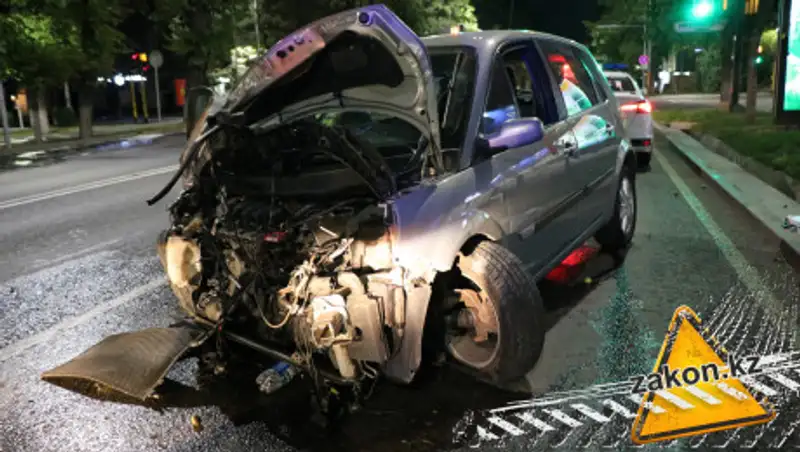 Угнанный Renault попал в ДТП - водитель госпитализирован, пассажиров ищет полиция