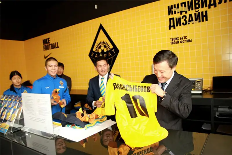 А.Джаксыбеков посетил объекты футбольного клуба «Кайрат», фото - Новости Zakon.kz от 24.10.2013 15:58