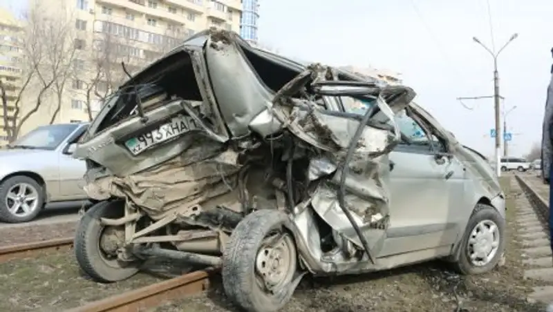 В Алматы водитель BMW скрылся после аварии