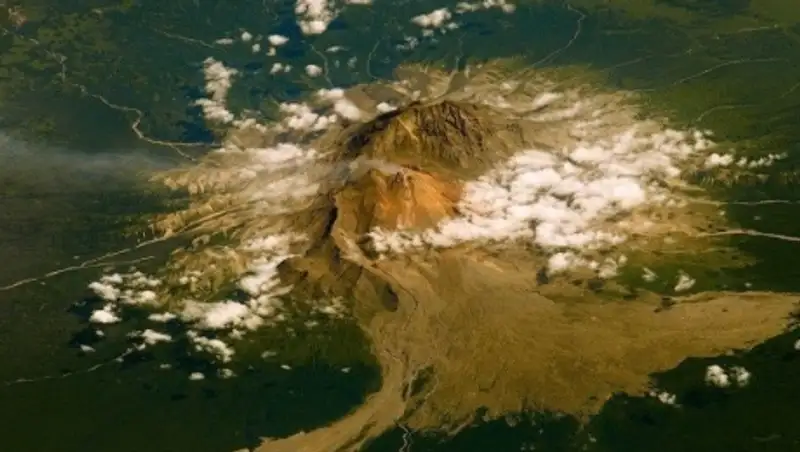 Пепел из вулкана Шивелуч накрыл поселок на Камчатке