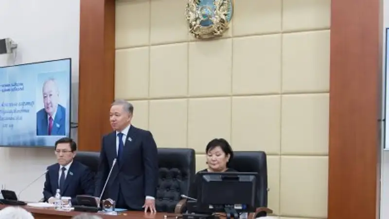 В Мажилисе почтили память Урала Мухамеджанова