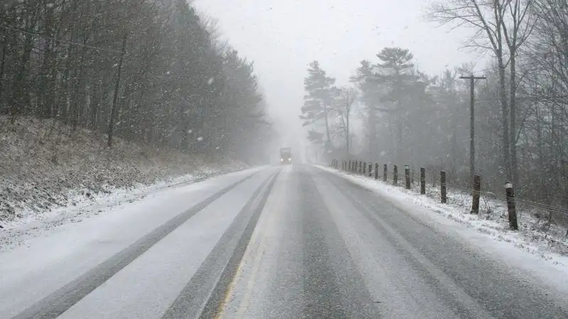 Движение на трассе в ВКО ограничено из-за метели