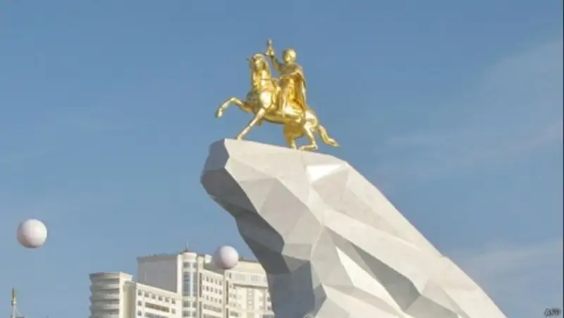 В Ашхабаде открыли позолоченную статую президента