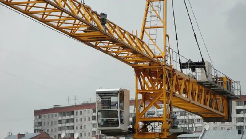 Стройка впритык. Стрелу крана на балконе обнаружила алматинка