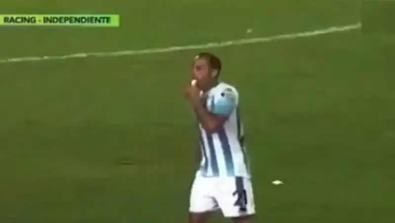 Футболист показал, как во время игры можно перекусить