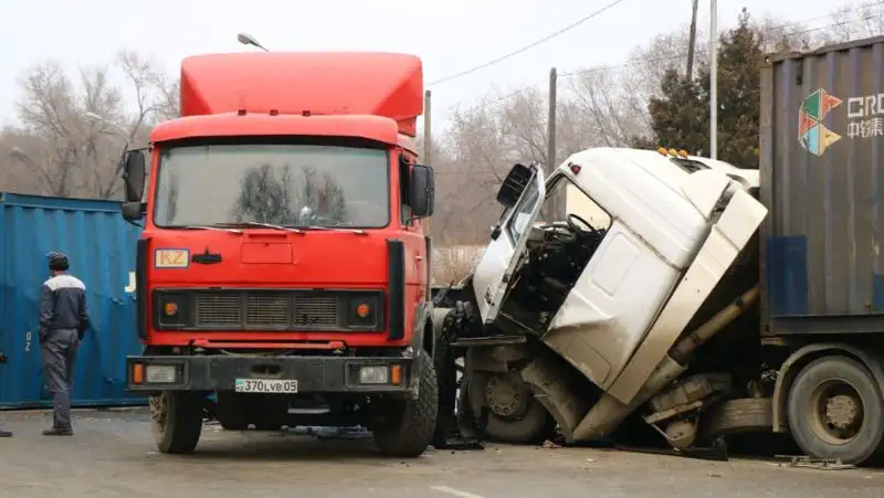 Два МАЗа столкнулись в Алматы – водителя зажало в кабине
