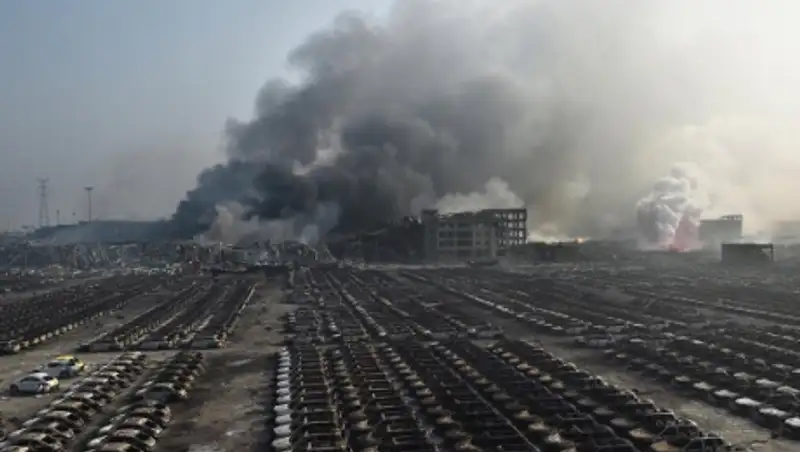 СМИ: зона взрыва в Тяньцзине заражена цианидами