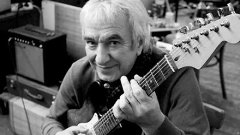 Умер первый гитарист ДДТ
