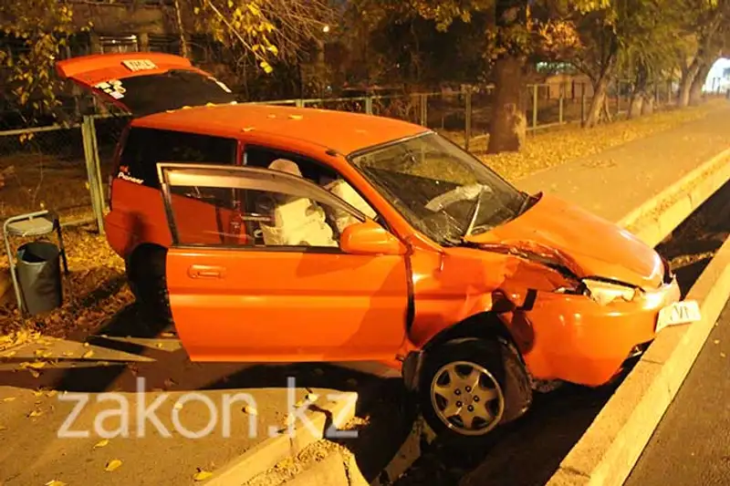 В Алматы в результате ДТП Хонда врезалась в дерево и «отскочила» в арык (фото), фото - Новости Zakon.kz от 06.11.2013 22:16