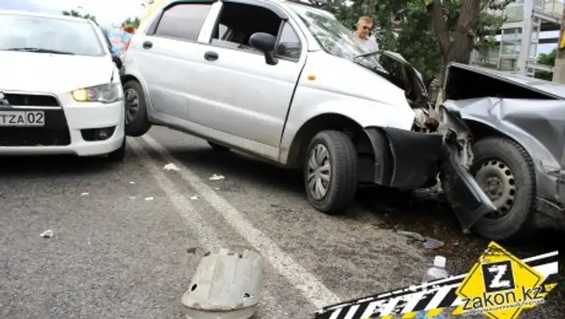 В Алматы Daewoo Matiz повис между двумя машинами в результате ДТП