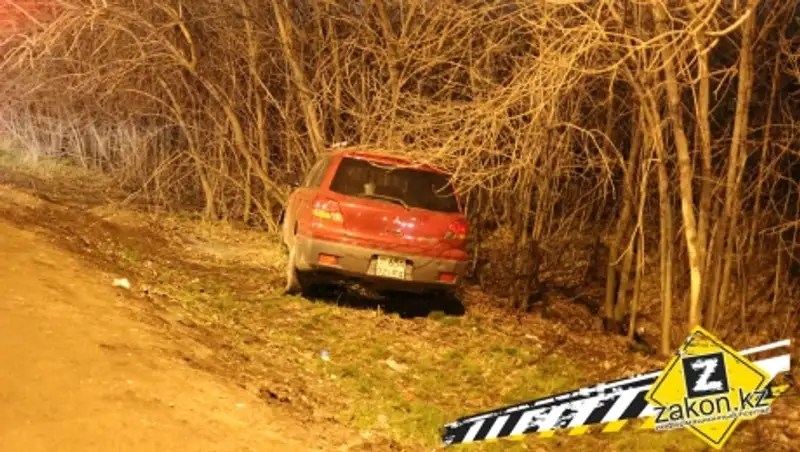 В Алматы водитель Mitsubishi врезался в деревья и вылетел из салона