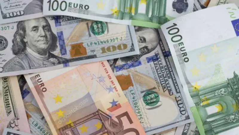 Курсы валют: евро и доллар снова подросли