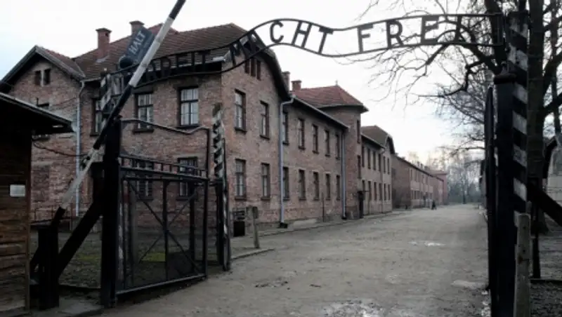 Бывший врач из Освенцима предстанет перед судом за участие в убийстве тысяч человек