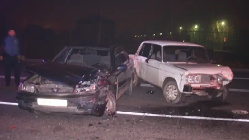 В Алматы предположительно пьяный водитель Жигули стал причиной ДТП