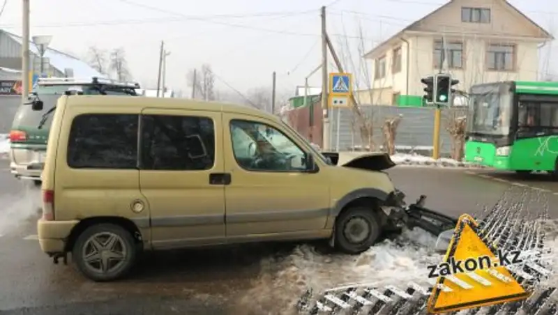 Peugeot столкнулся с автобусом в Алматы