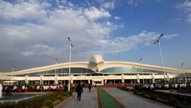 В здании нового туркменского аэропорта выходят из строя коммуникации, лопаются стекла