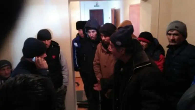 В Актюбинской области полицейские спасли замерзших узбекистанцев