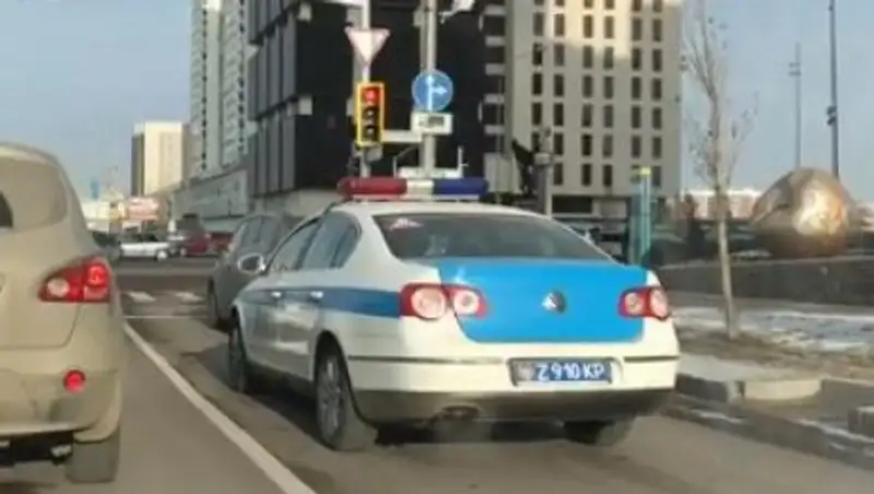 В Астане полицейского могут лишить прав из-за выезда на встречную полосу