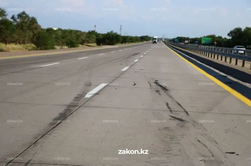ДТП на Капчагайской трассе, перевернулся грузовик, фото - Новости Zakon.kz от 08.06.2023 20:46