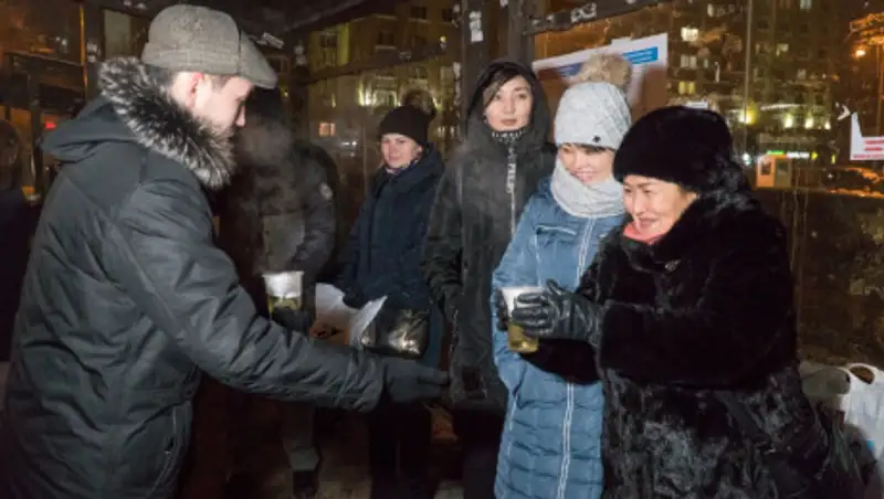 Столичные волонтеры согревают горожан горячим чаем