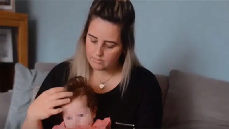 В Британии родился безухий младенец с густой шевелюрой