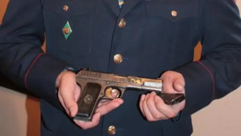 Раритетный пистолет изъяли полицейские у жителя Рудного