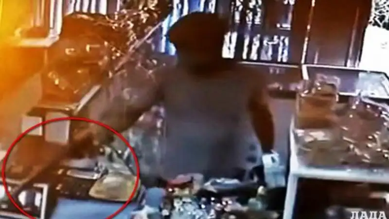 Ограбление магазина в центре Актау попало на видео