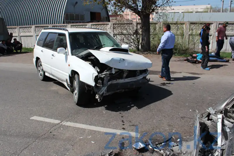 Сегодня в Алматы на Илийском шоссе две машины столкнулись «лоб в лоб» (фото) Сегодня в Алматы на Илийском шоссе две машины столкнулись «лоб в лоб» (фото), фото - Новости Zakon.kz от 11.04.2013 20:09