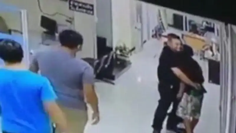 Тайский коп нейтрализовал преступника с ножом с помощью искренних обнимашек