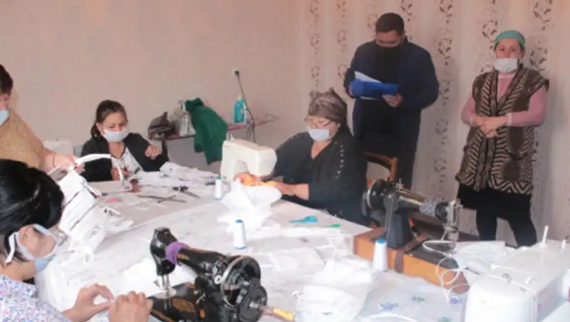 В Туркестанской области учителей заставляли шить маски