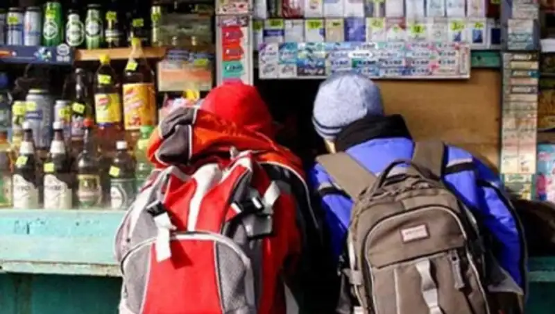 В Алматы выявляют магазины, где продают спиртное и сигареты несовершеннолетним