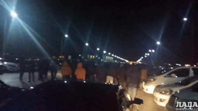 Владельцы незарегистрированных авто вышли на митинг в Актау