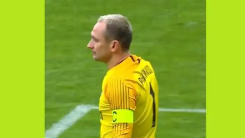 Посмотрите это видео: Путин стал вратарем?