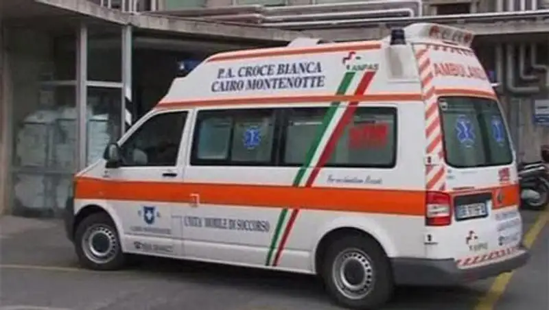 В метро Рима на поезд упала свая