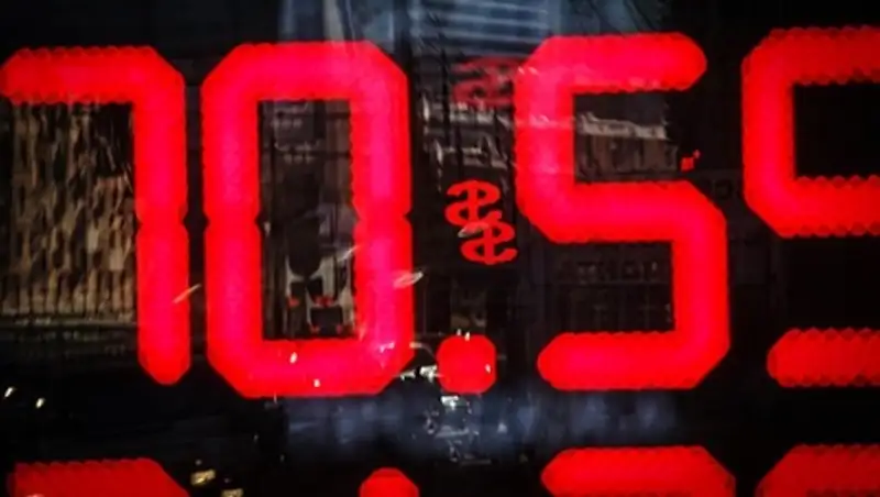 В России официальный курс доллара достиг исторического максимума