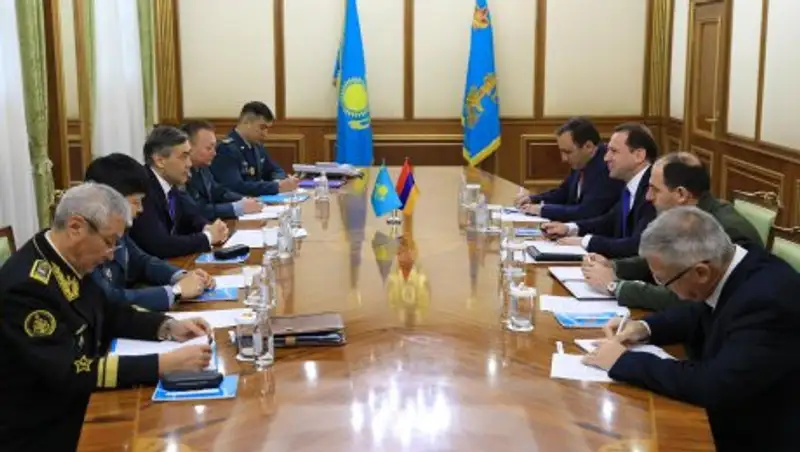 В Астане прошла встреча министров обороны Казахстана и Армении