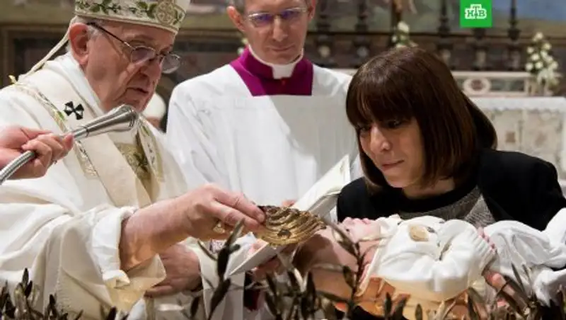 Женщинам разрешили кормить детей грудью в Сикстинской капелле