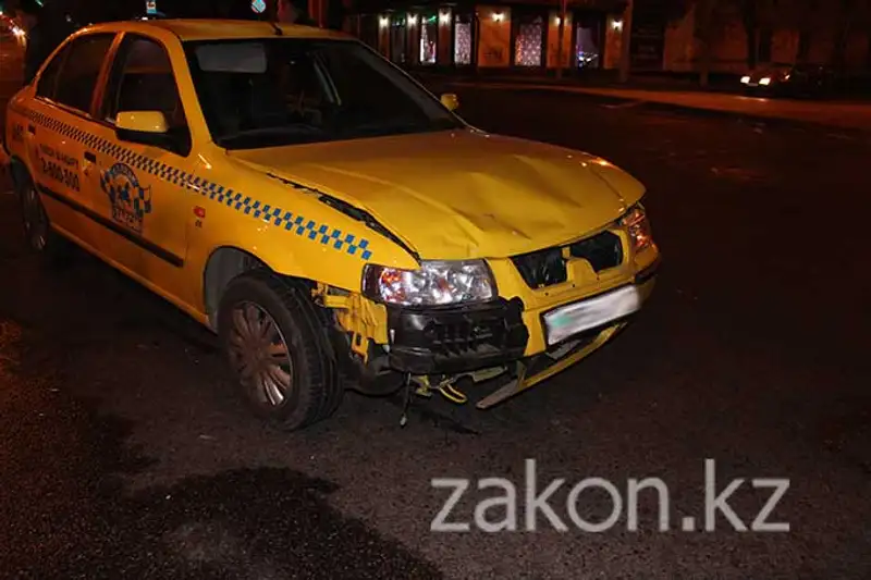 В Алматы водитель джипа после столкновения с такси утверждал, что его не было в машине, фото - Новости Zakon.kz от 13.11.2013 19:39