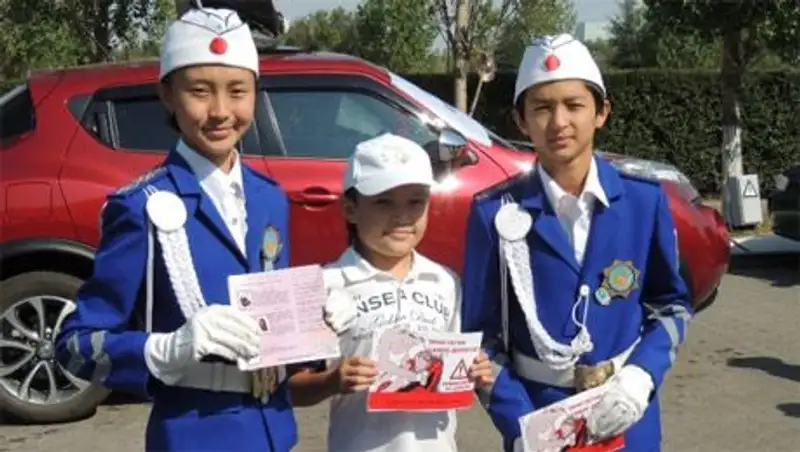 Полицейские Астаны провели флеш-моб «Автокресла – детям!»