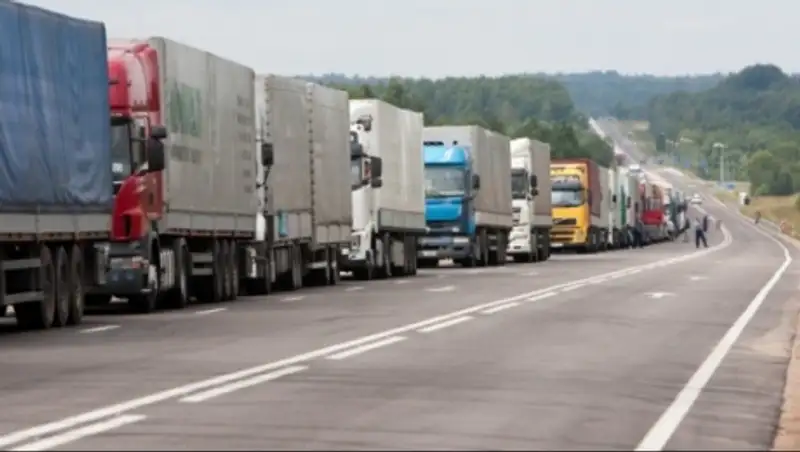 Едущие в Казахстан фуры с турецкими товарами застряли на границе России