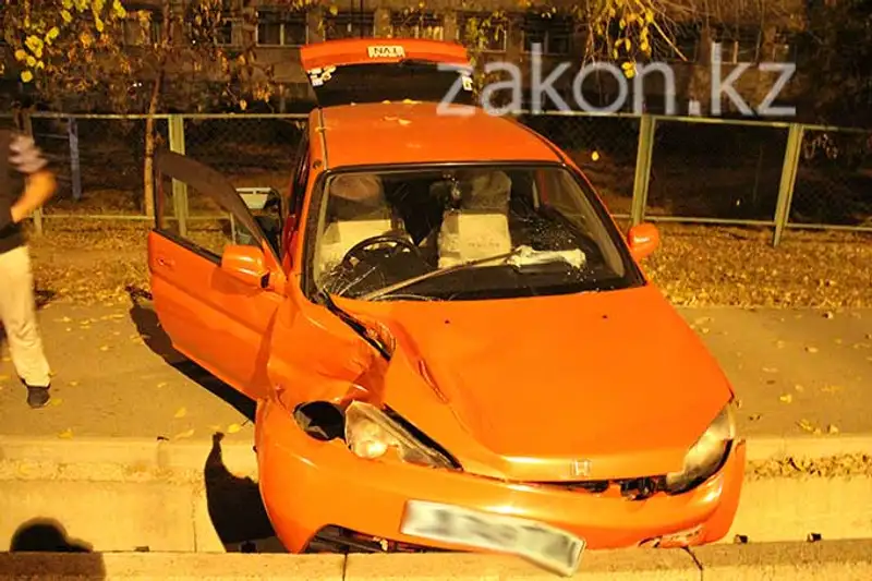 В Алматы в результате ДТП Хонда врезалась в дерево и «отскочила» в арык (фото), фото - Новости Zakon.kz от 06.11.2013 22:16