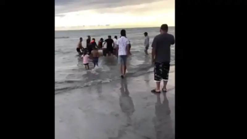 На пляже в Актау погиб подросток, очевидцы пытались его спасти