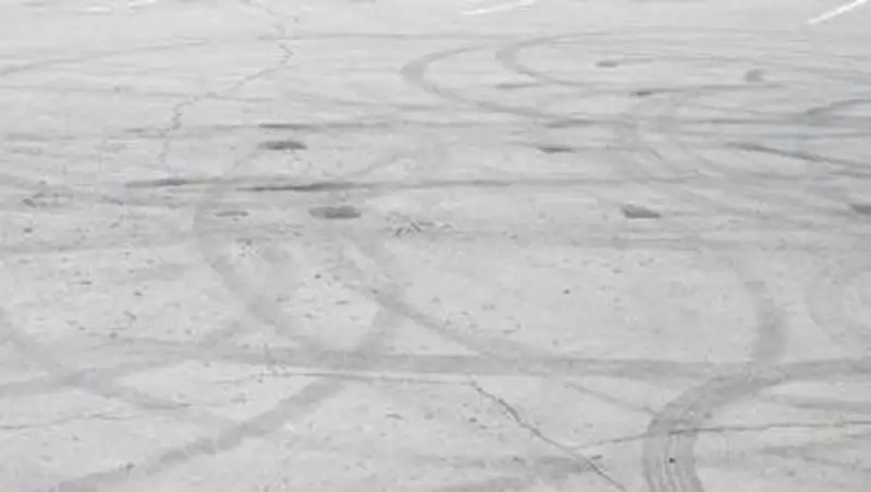 В Кокшетау лихач целый день отмывал брусчатку за гонки перед облакиматом