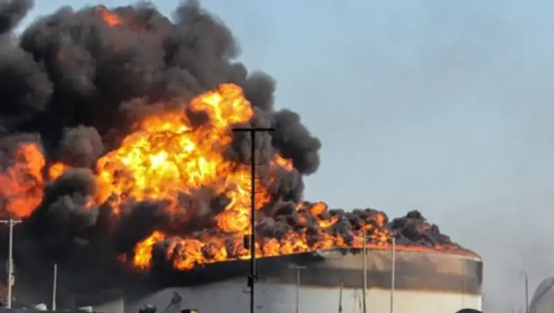 В японском городе Арида горит нефтеперерабатывающий завод 