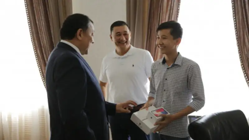 Нурлан Ногаев принял школьника из Атырау, победившего в математической олимпиаде на Кипре