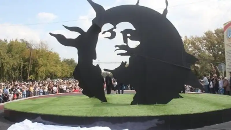 Памятник Виктору Цою установили в Караганде