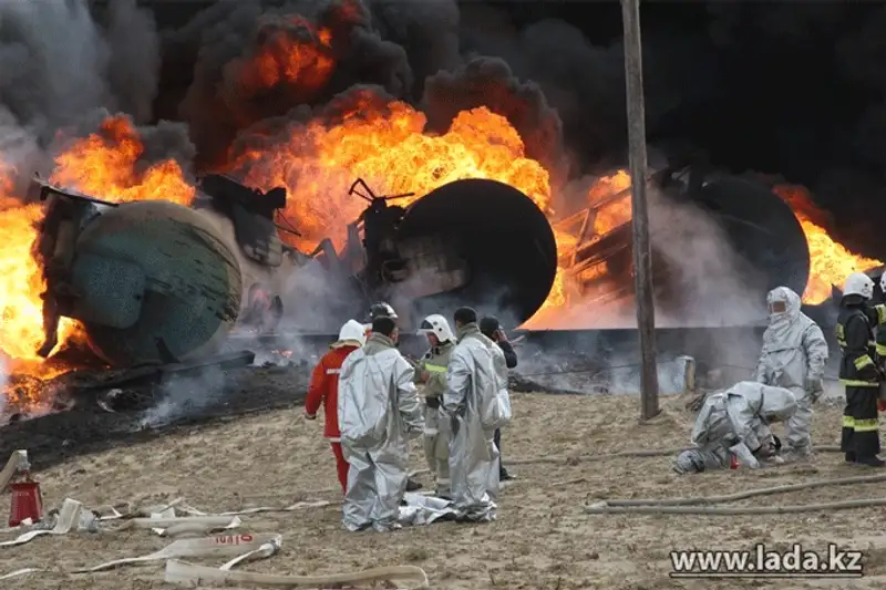 Цистерны с нефтью горят в промзоне Актау (фото), фото - Новости Zakon.kz от 16.11.2013 21:43