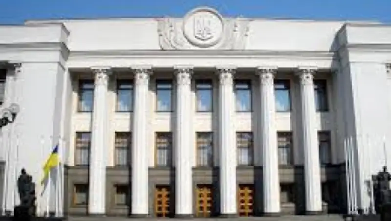 Радикальная партия заблокировала трибуну Рады, протестуя против изменений конституции