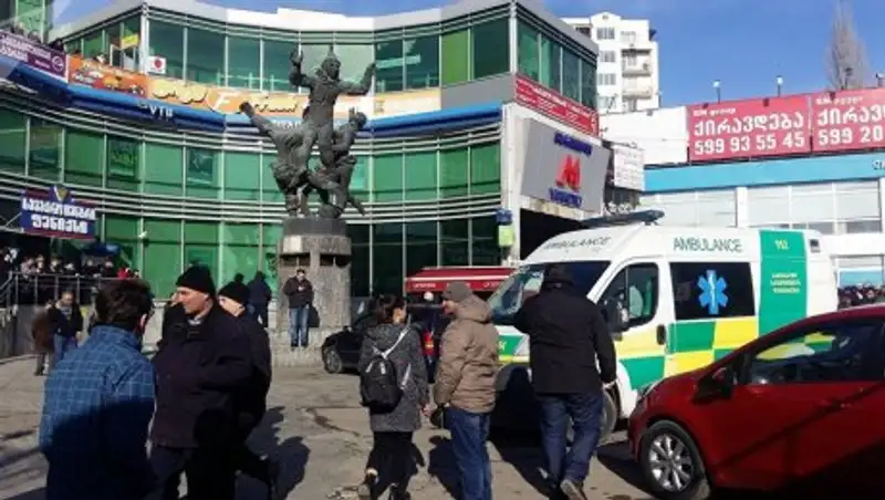 В Тбилисском метро на людей рухнул потолок