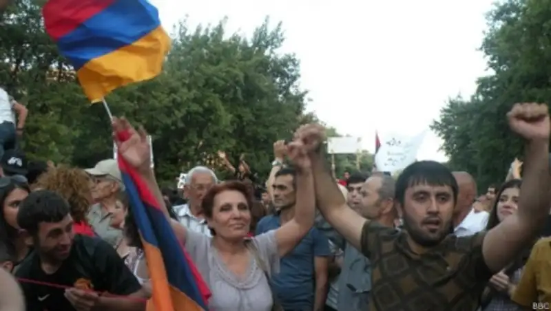 Армения: протестующие решили пока не расходиться